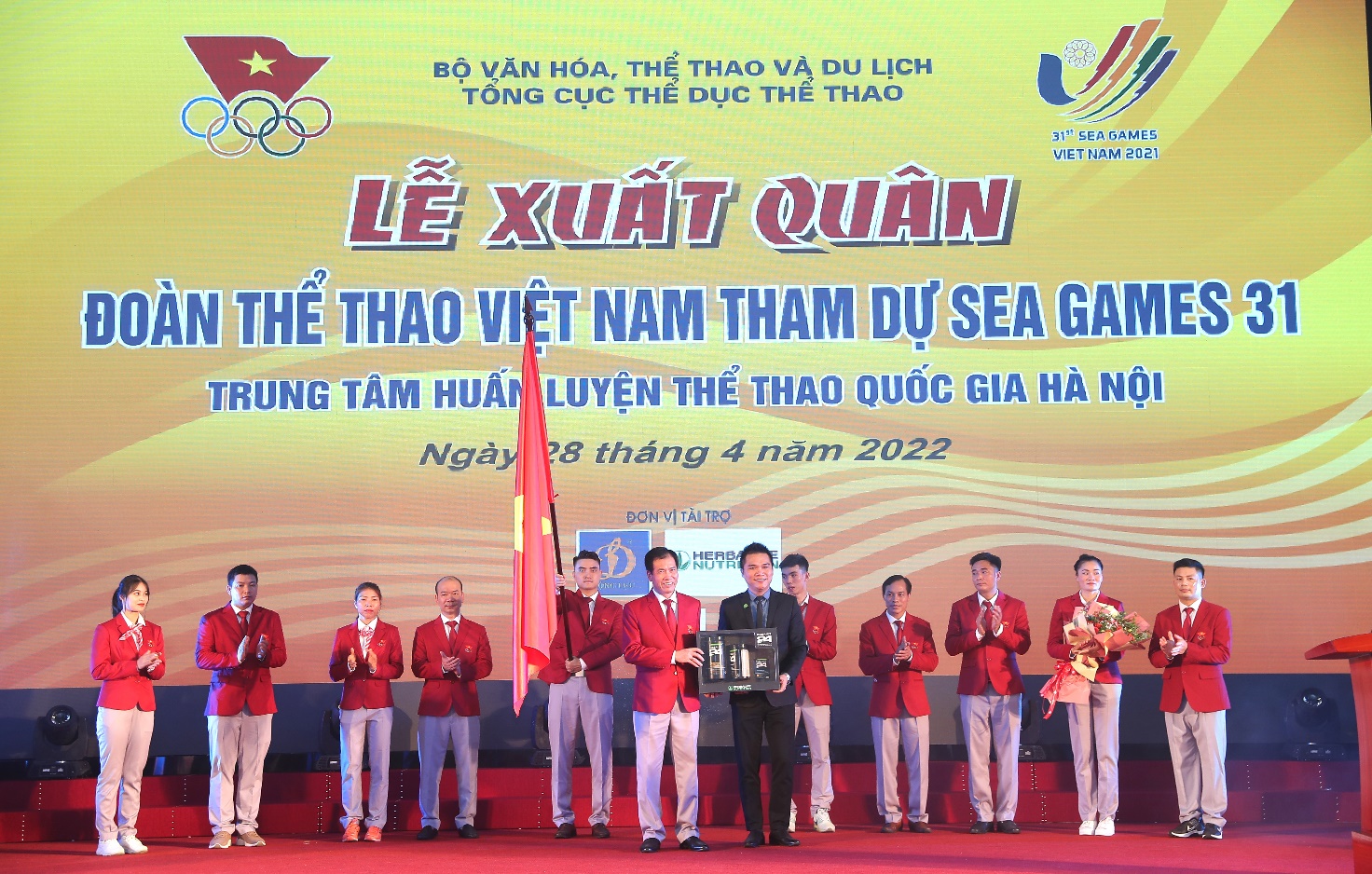Đại diện Herbalife Việt Nam trao tặng bộ sản phẩm dinh dưỡng tới trưởng đoàn TTVN tại lễ xuất quân Đoàn TTVN tham dự SEA Games 31 - Ảnh: Herbalife Việt Nam