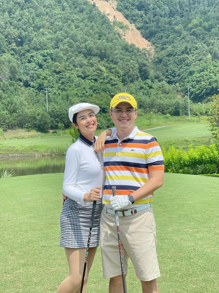 Hoa hậu Ngọc Hân và bạn trai trên sân golf