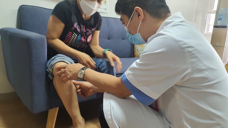 TS.BS Vũ Thái Hà tái khám cho bệnh nhân bị biến chứng do tiêm thẳng chân bằng filler