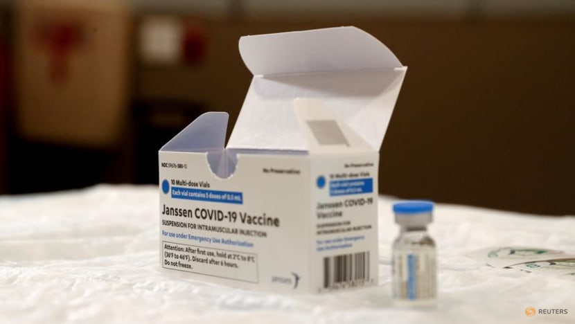 FDA khuyến cáo hạn chế sử dụng vắc xin COVID-19 của Johnson & Johnson cho người lớn, do vắc xin này có nguy cơ gây ra hội chứng đông máu hiếm gặp