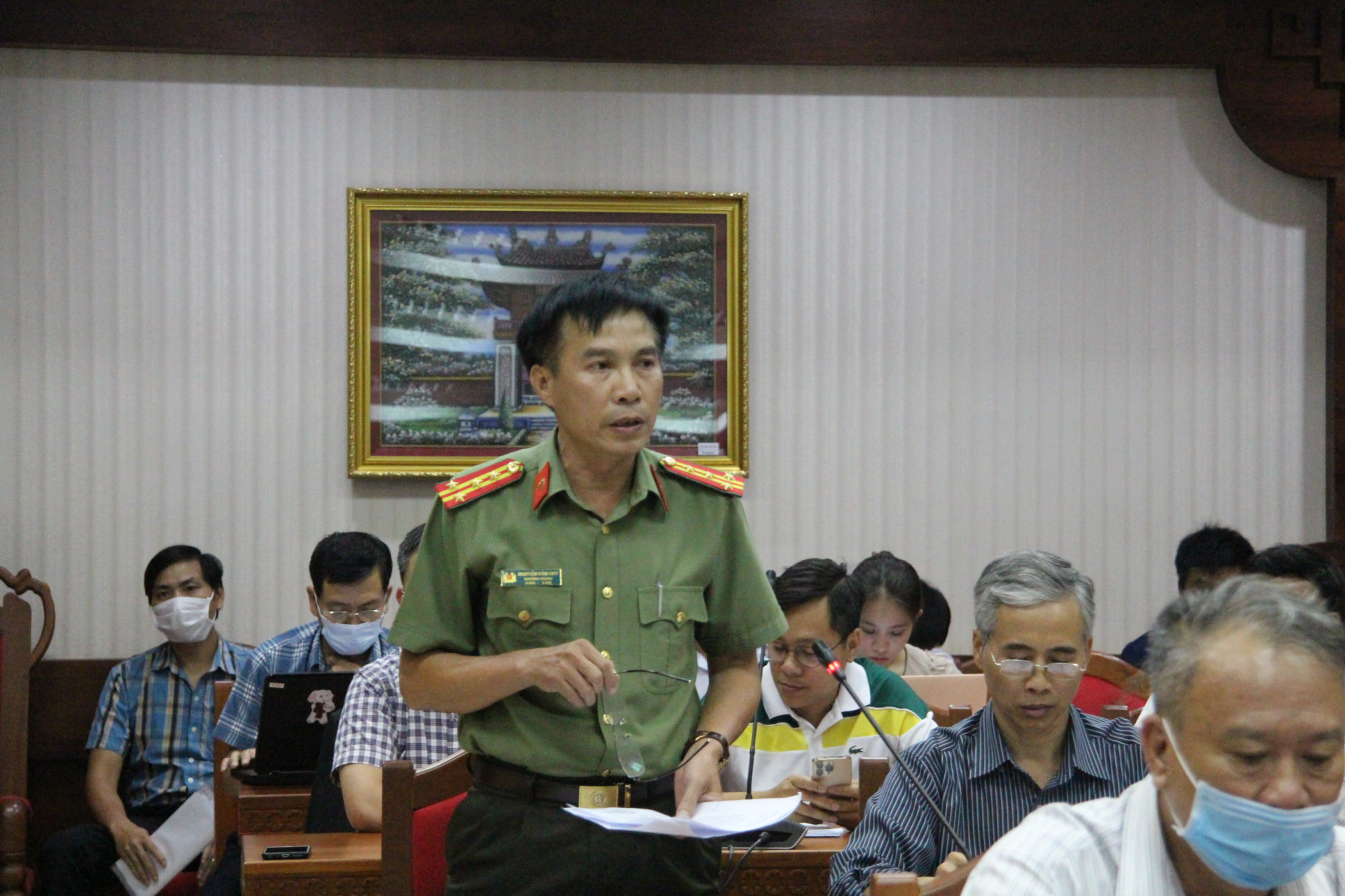 Đại tá Nguyễn Văn Quy, Trưởng phòng Tham mưu Công an tỉnh Đắk Lắk thông tin tại buổi họp báo