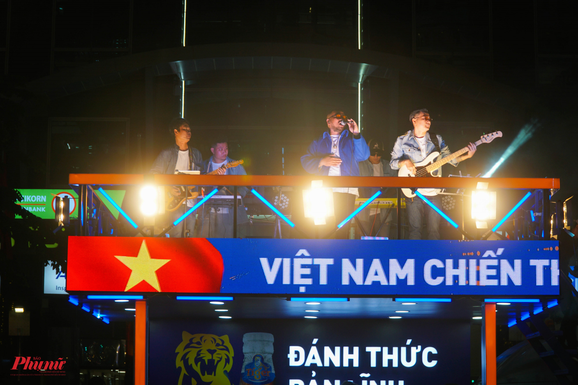 Một ban nhạc chơi cuồn nhiệt ngay giữa sân khấu chính để cổ vũ cho đội tuyển Việt Nam