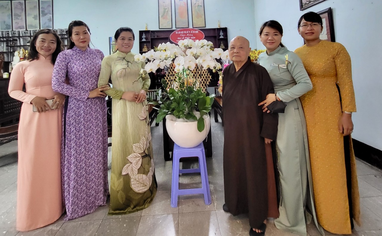 Thăm và chúc mừng Ni trưởng Thích nữ Tịnh Nguyện - Trưởng Phân Ban Ni giới Trung ương Giáo Hội Phật giáo Việt Nam tại TPHCM tại chùa Phước Hải, Quận 10