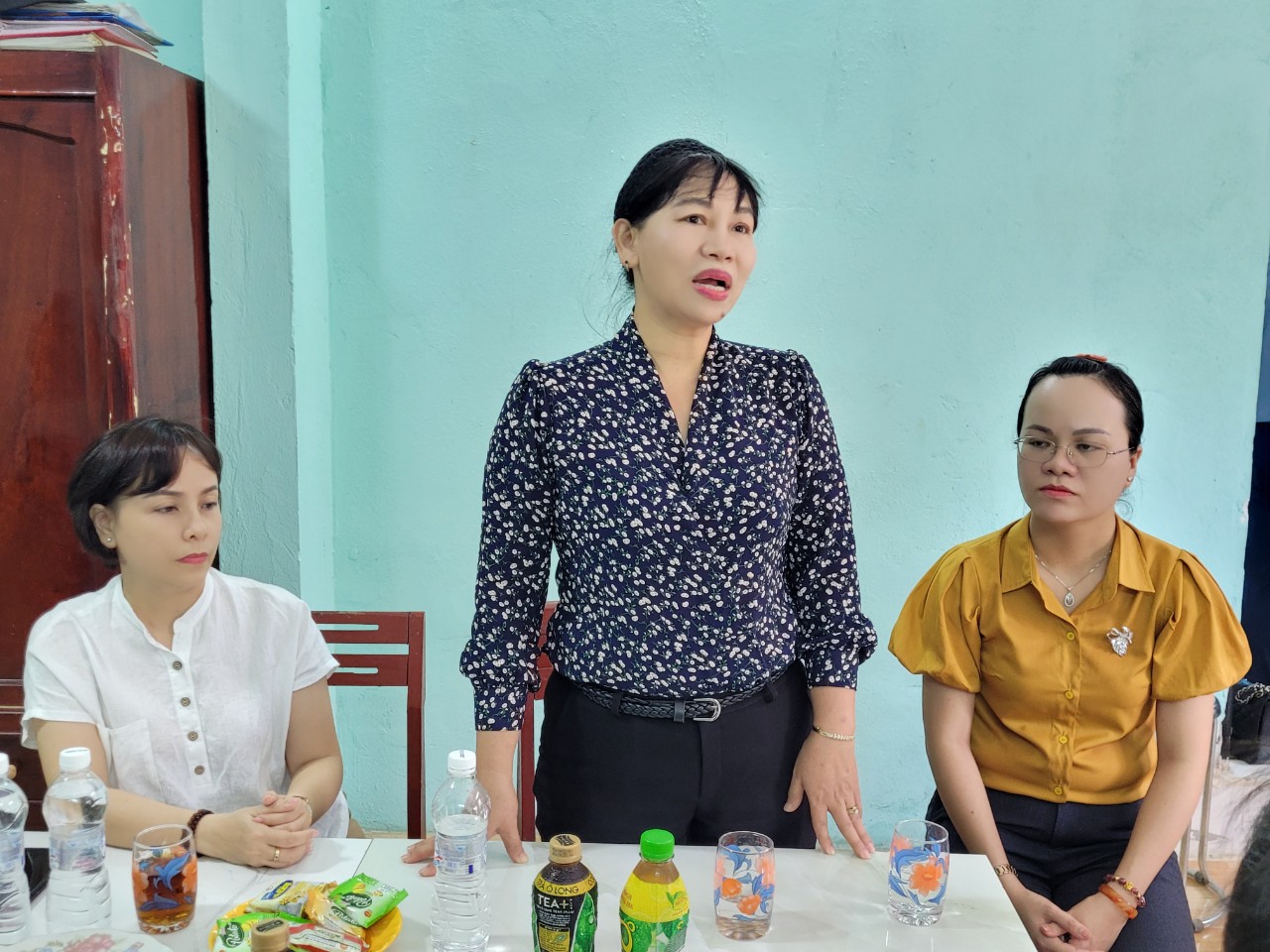 Bà Trần Thị Phương Hoa – Phó Chủ tịch Hội LHPN TP.HCM cảm ơn nhà tài trợ, chính quyền địa phương đã hỗ trợ để mái ấm tình thương dành cho gia đình bà Nguyễn Thị Kim Ba được hoàn thành