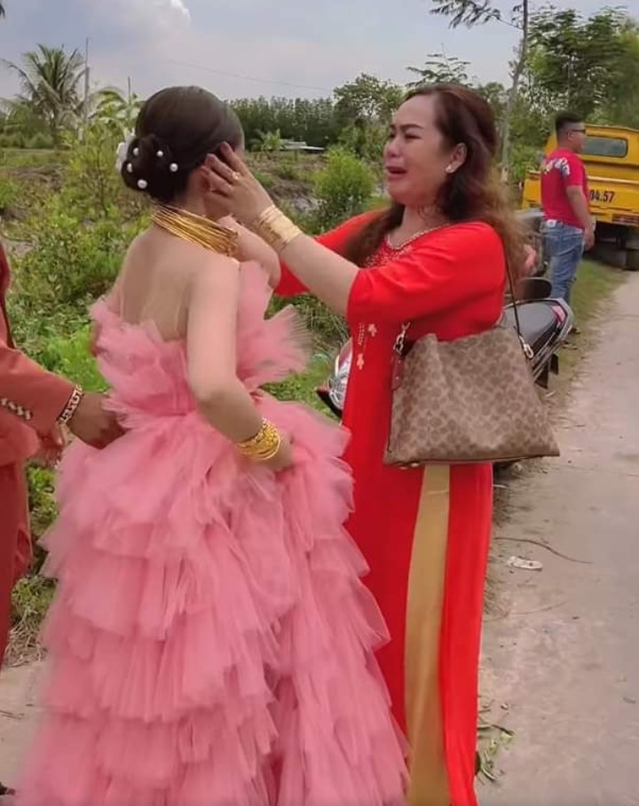 Thương con từ nay bắt đầu cuộc đời làm dâu, làm vợ (Ảnh chụp từ clip TikToker Nguyễn Huỳnh Như)