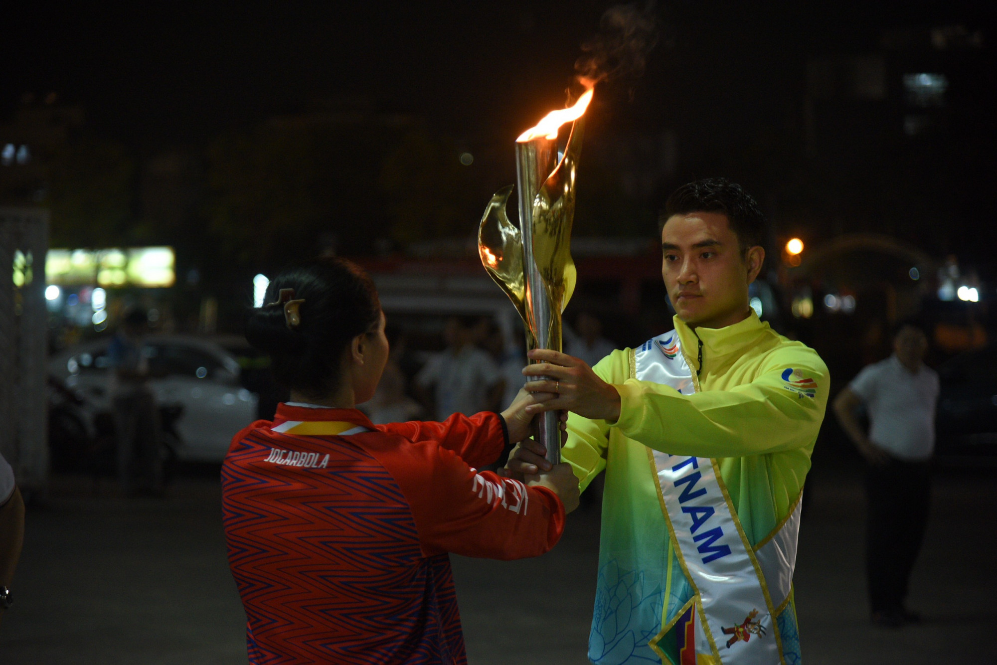 VĐV điền kinh Quách Thị Lan là người là người nhận ngọn lửa từ kiếm thủ Vũ Thành An để thắp lên ngọn đuốc tại Lễ Khai mạc SEA Games 31.