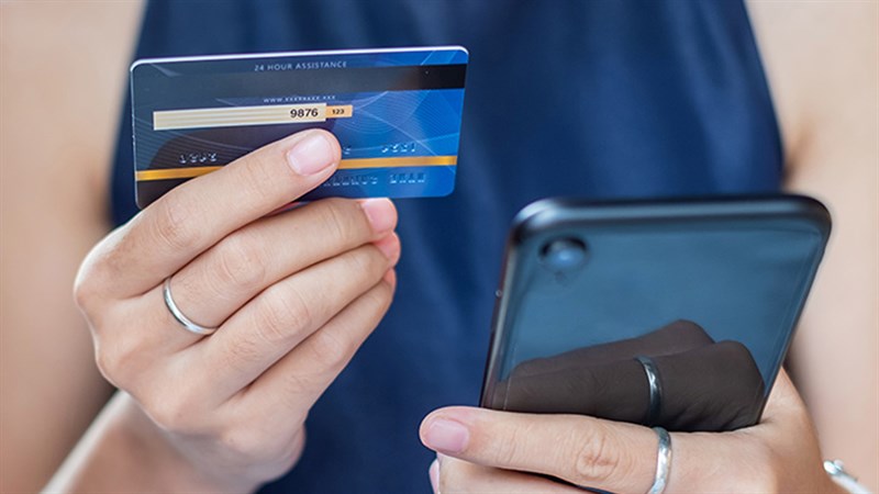 Nhiều người dễ dàng cung cấp số thẻ tín dụng cho người lạ mà không biết hành động này có thể bị kẻ gian đánh cắp tiền trong thẻ - Ảnh minh họa