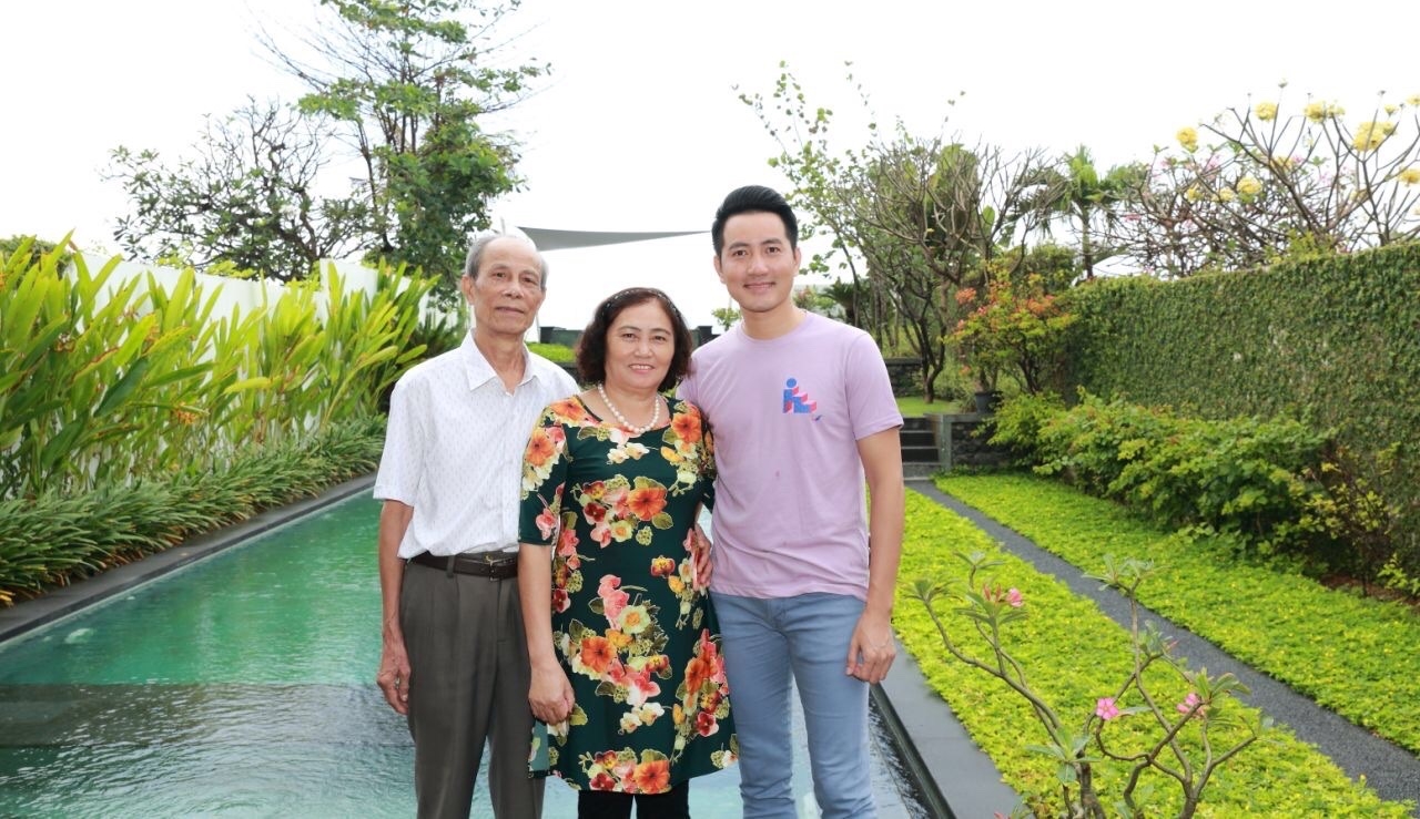 Ca sĩ Nguyễn Phi Hùng và cha mẹ