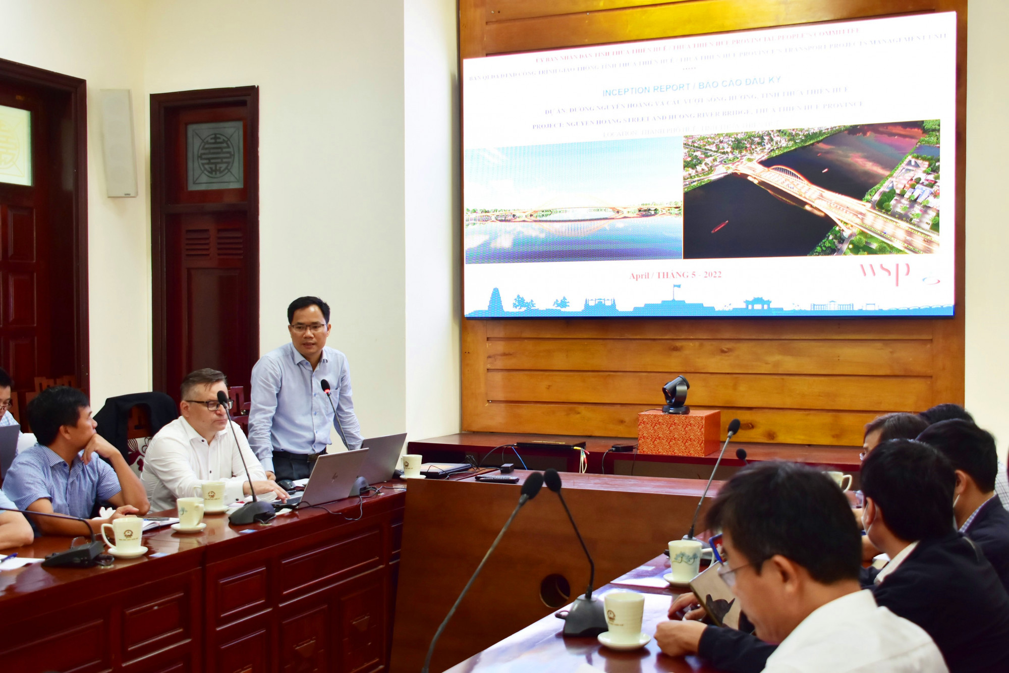 Quang cảnh buổi họp nghe báo cáo đầu kỳ dự án cầu vượt sông Hương