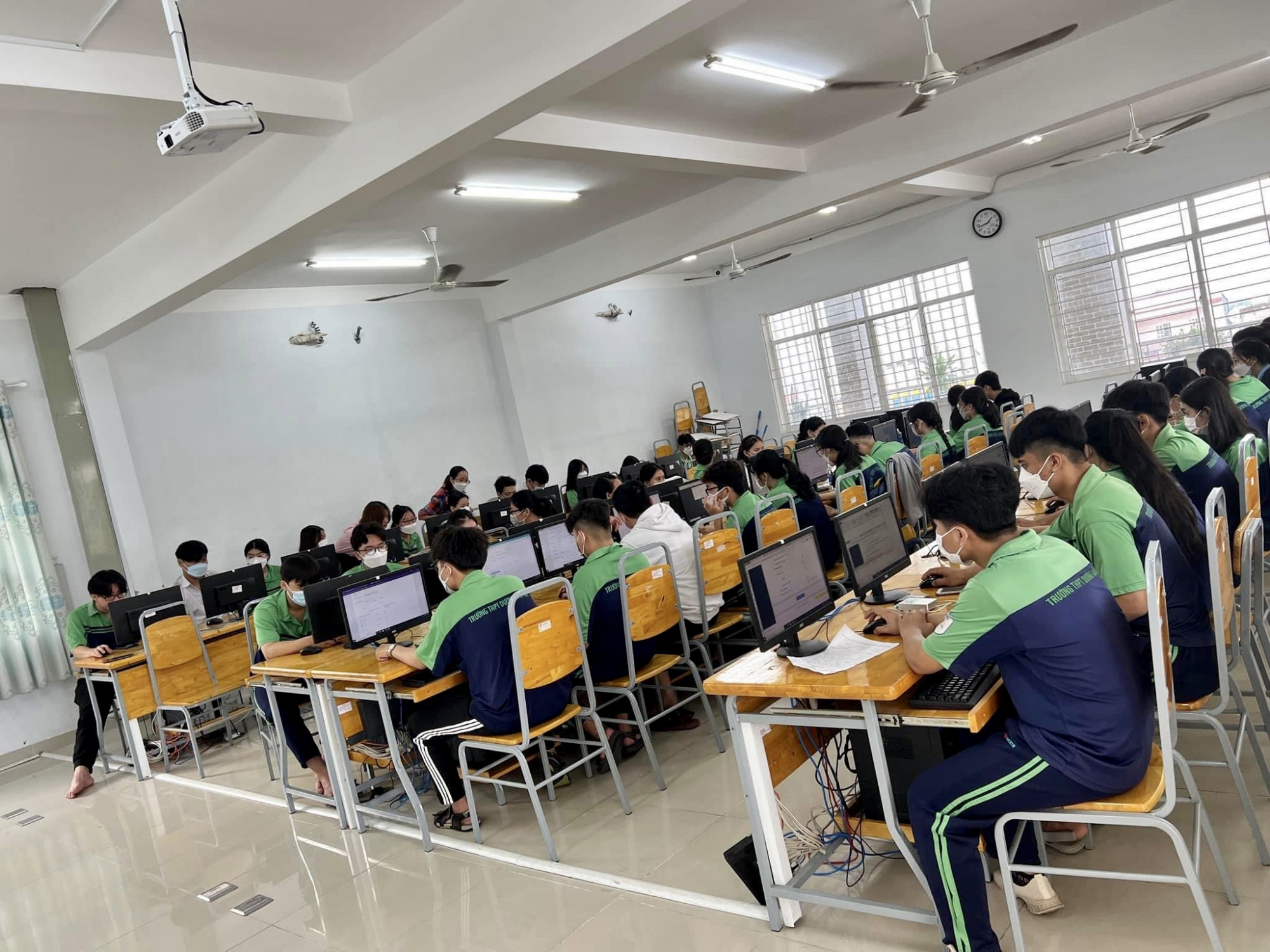 Học sinh khối 12 Trường THPT Dương Văn Thì đăng ký dự thi tốt nghiệp THPT trực tuyến ngay tại trường
