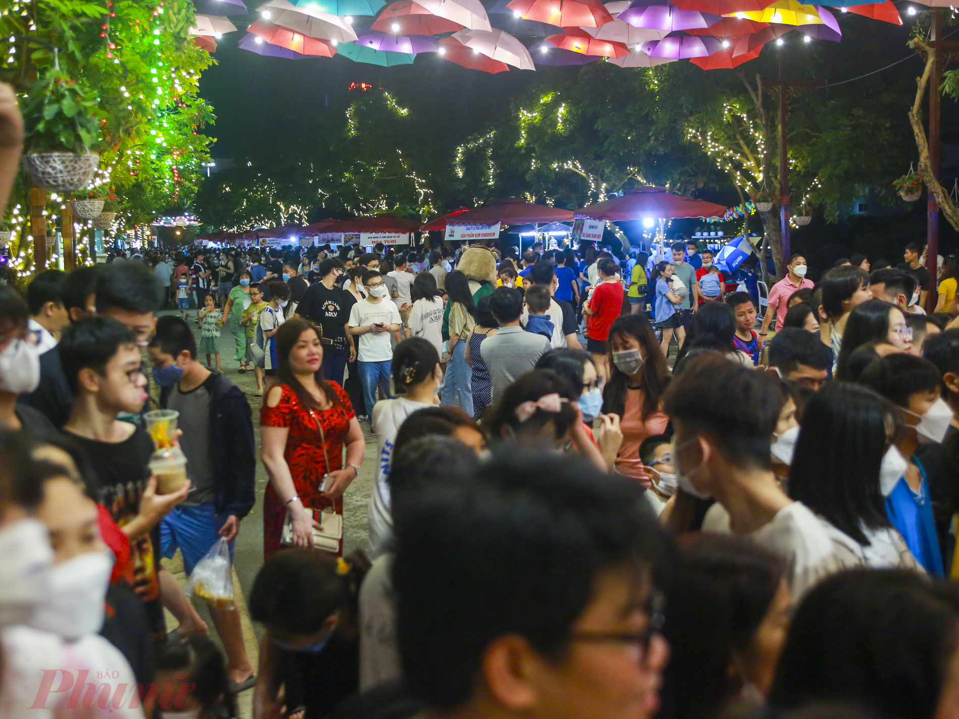 Theo ghi nhận của Phóng viên, tối 7/5, rất đông người dân đã tập trung tại khu vực quanh phố đi bộ Trịnh Công Sơn để tham quan, vui chơi, và trải nghiệm một số hoạt động văn hóa.