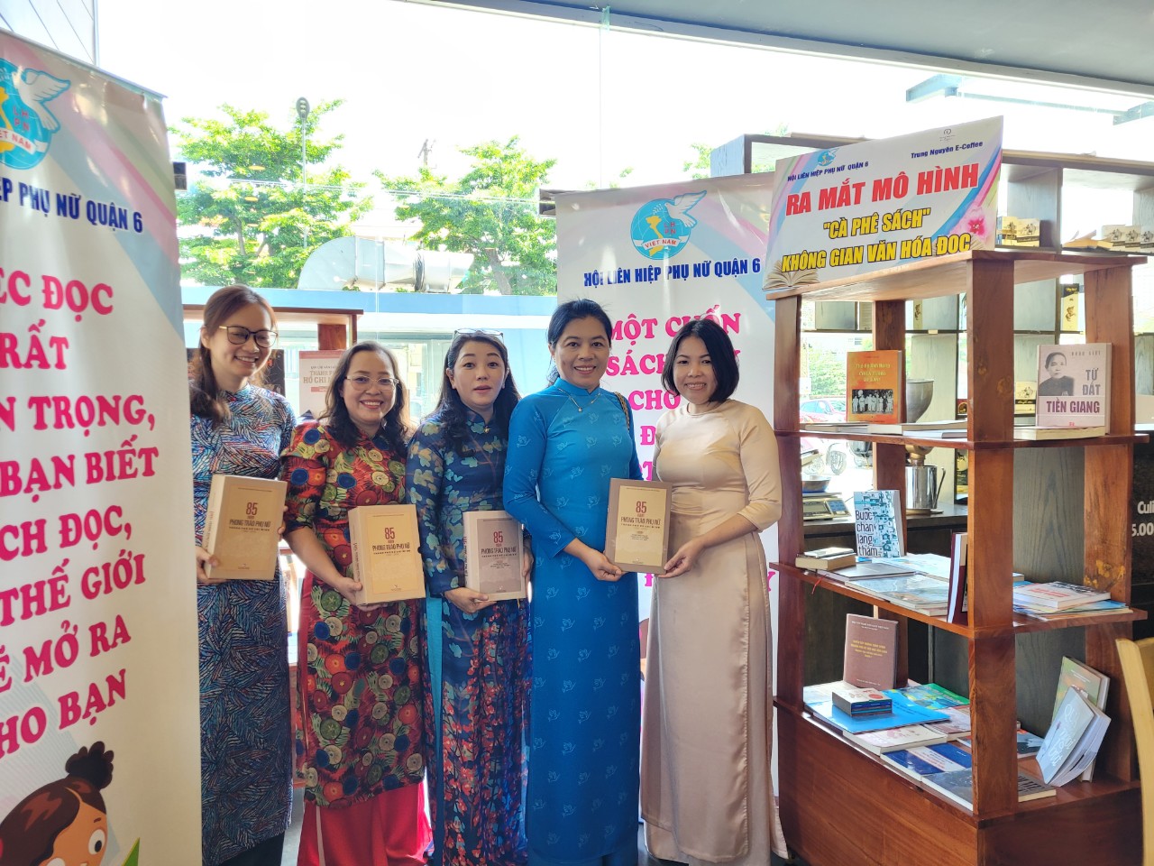 Chương trình cũng đã ra mắt mô hình Cà phê sách - Không gian văn hóa đọc tại cửa hàng Cà phê Trung Nguyên E - Coffee do bà Nguyễn Thị Ngọc Trâm (bìa phải) làm chủ