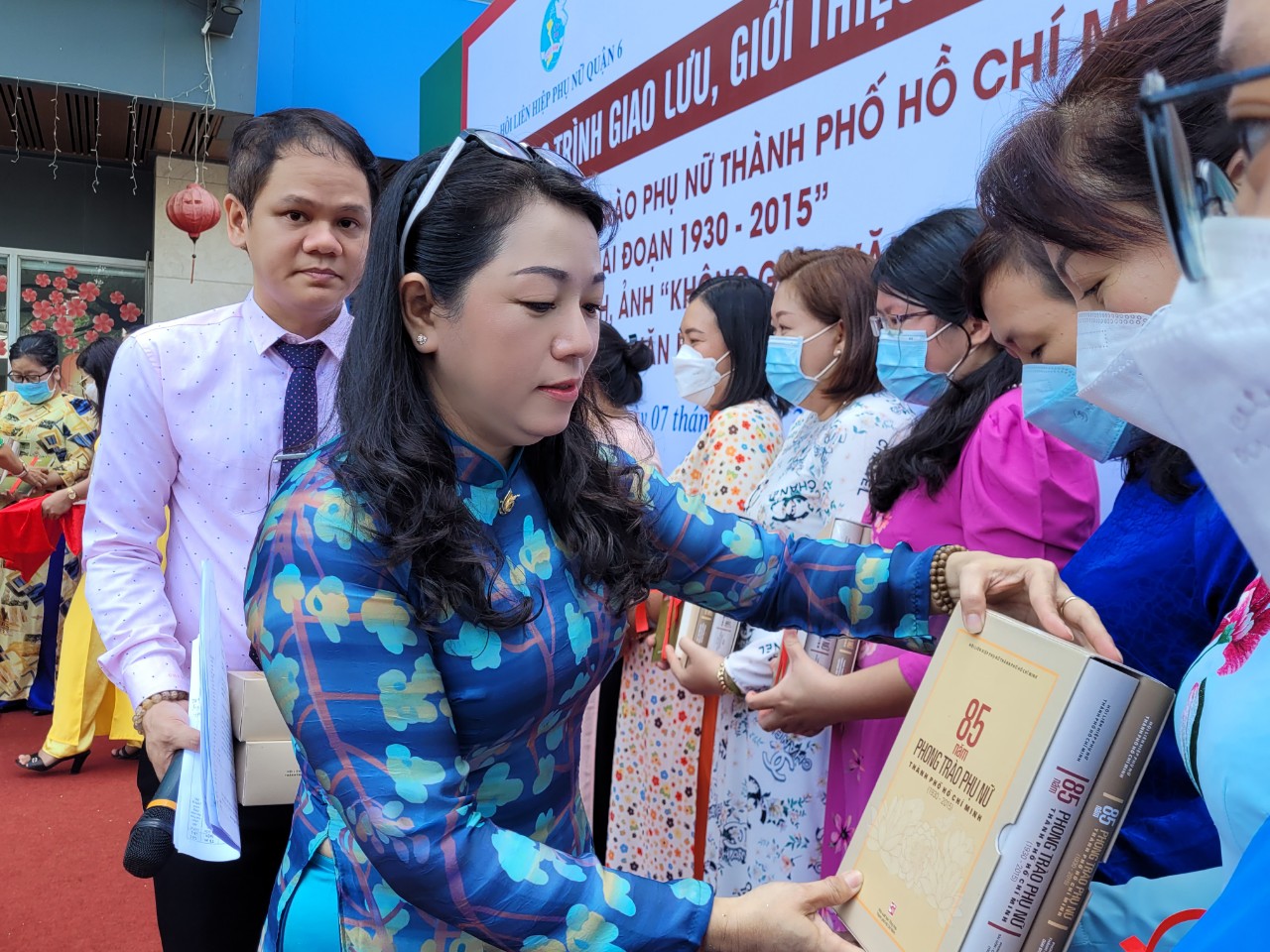 Bà Lương Thanh Trúc - Chủ tịch Hội LHPN Q.6 trao tặng bộ sách đến các cơ sở Hội