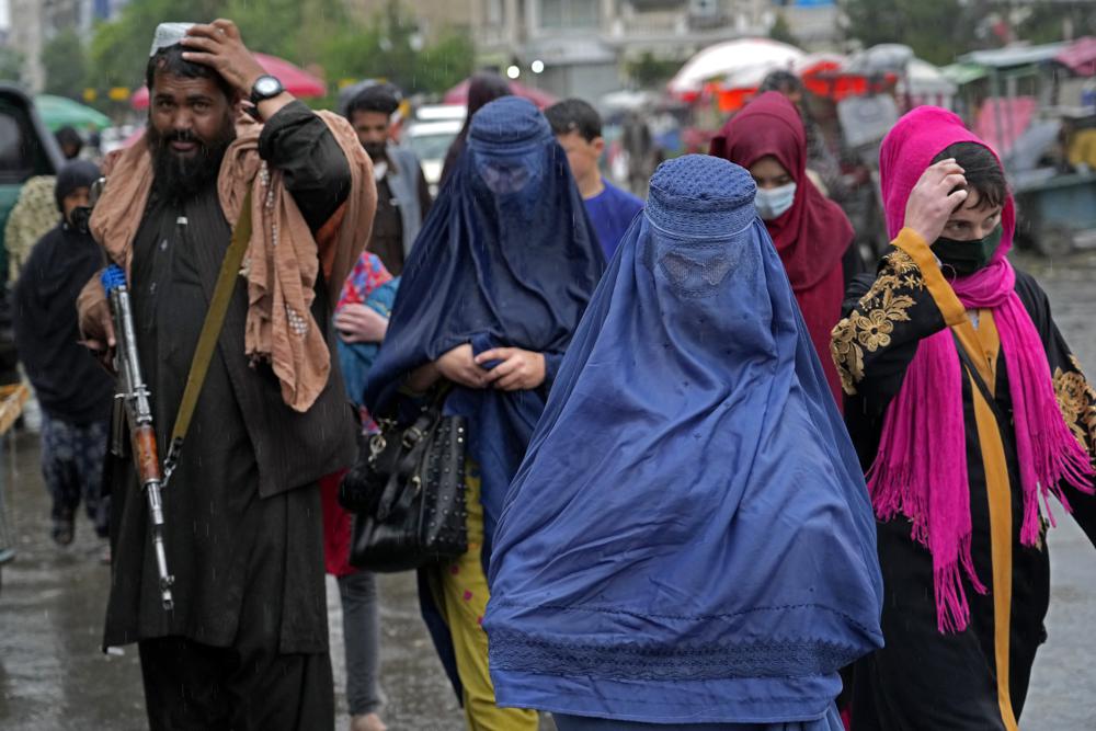 Phụ nữ Afghanistan trùm kín người khi ra no8i cơng cộng