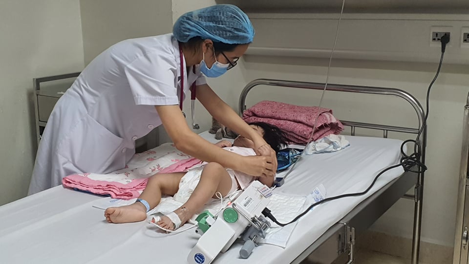 Sau một trận sốt, bé gái 20 tháng tuổi (Lào Cai) rơi vào tình trạng tổn thương não nặng nề