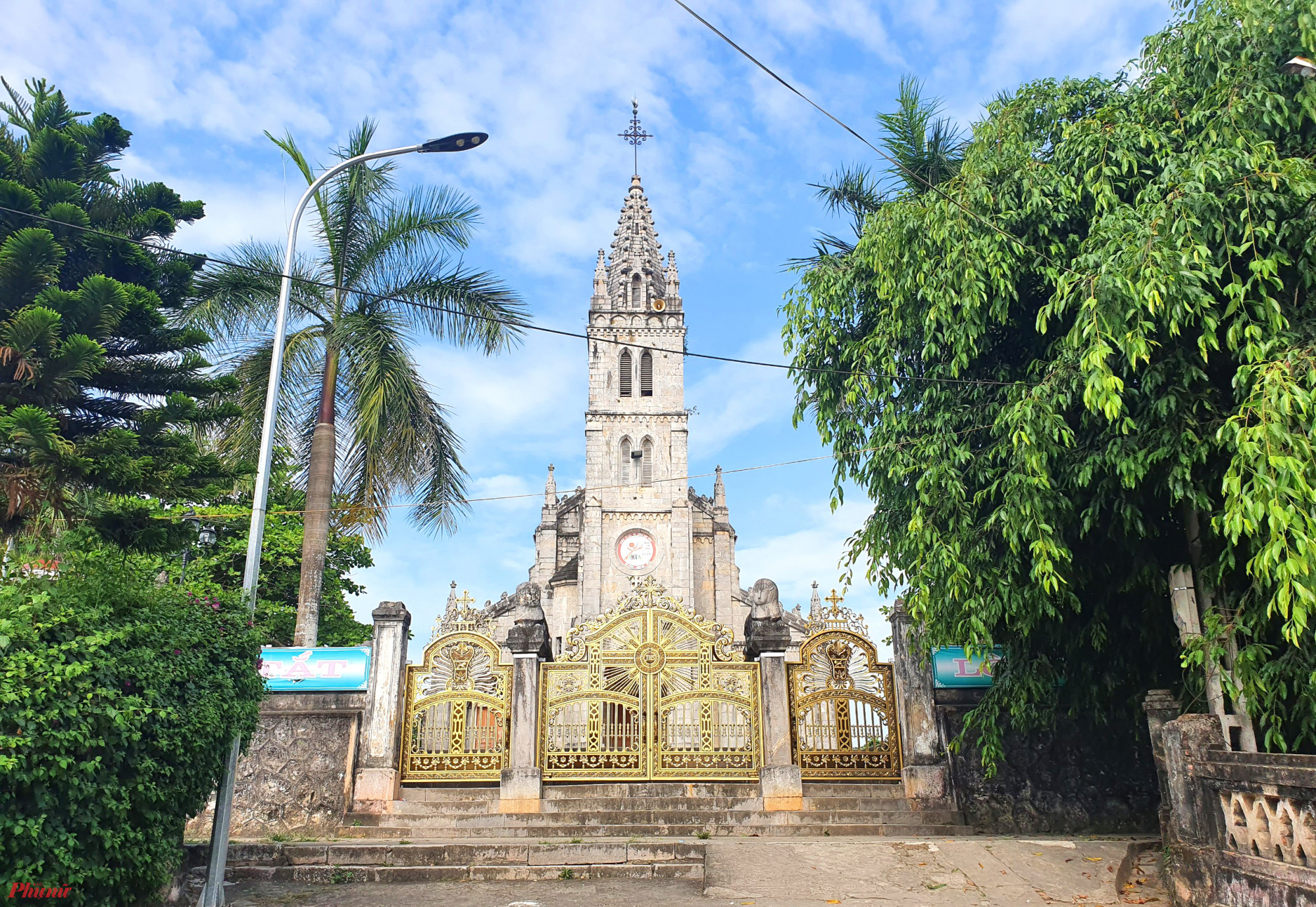 Nhà thờ xứ Bảo Nham được xây dựng trên khuôn viên rộng hơn 7.000m2 ở xã Bảo Thành (huyện Yên Thành, Nghệ An) từ năm 1888. Sau 6 năm xây dựng, năm 1904, ngôi thánh đường này chính thức hoàn thành và đưa vào sử dụng.