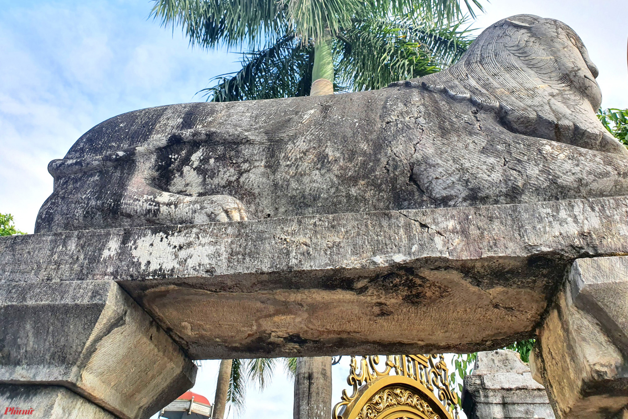 Điểm nhấn của nhà thờ là một cột thu lôi có hình một con gà, được làm bằng chất liệu hợp kim antimon với khả năng xoay theo chiều gió. Cổng chào phía trước nhà thời cũng được làm bằng đá, bên trên đặt tượng hai con sư tử bằng đá được chạm khắc tinh tế. 