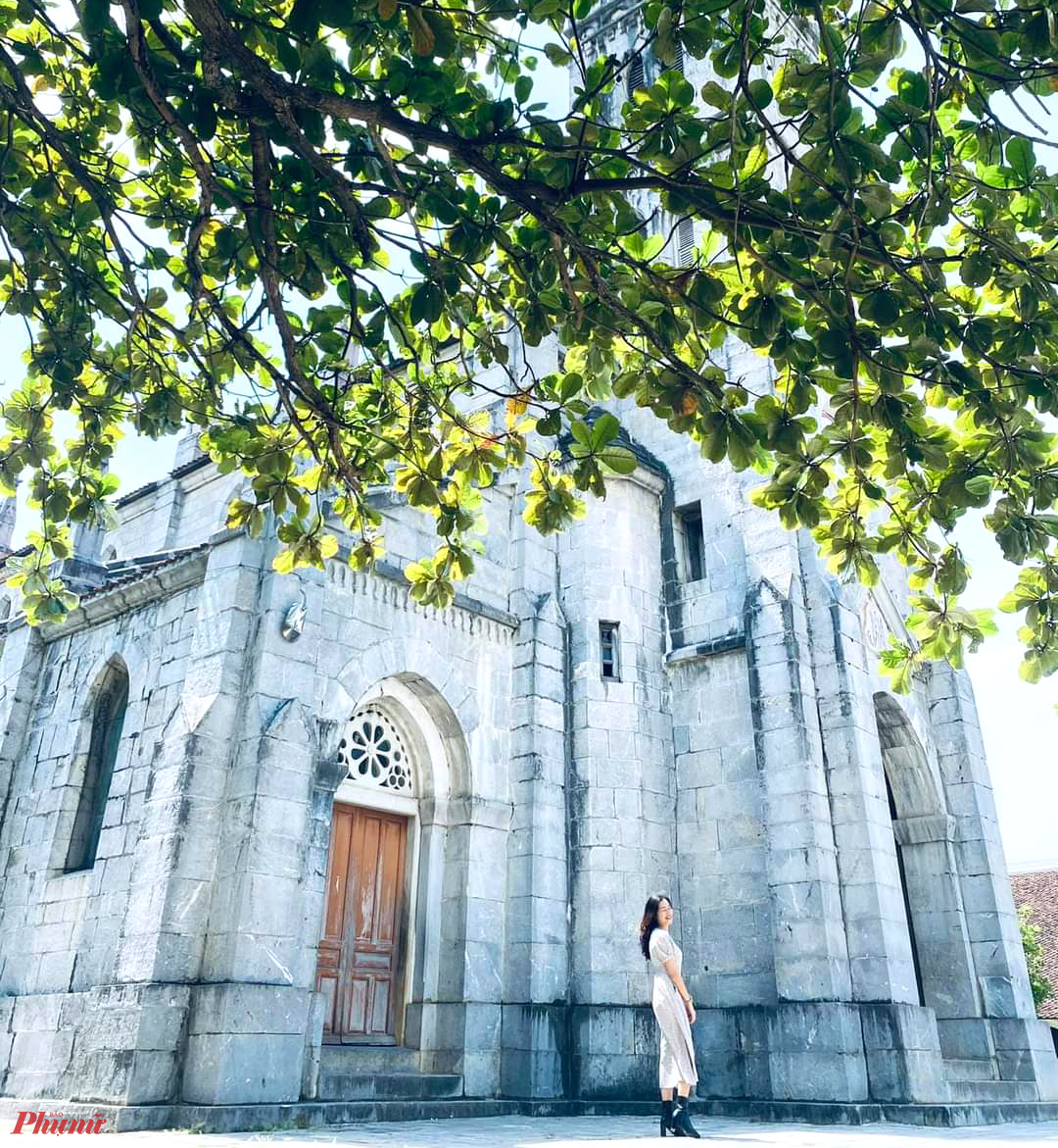 Được xem là ngôi thánh đường bằng đá độc nhất xứ Nghệ, nhà thờ đá Bảo Nham trở thành điểm tham quan, check-in của nhiều người dân khi có dịp ghé qua địa phương này.