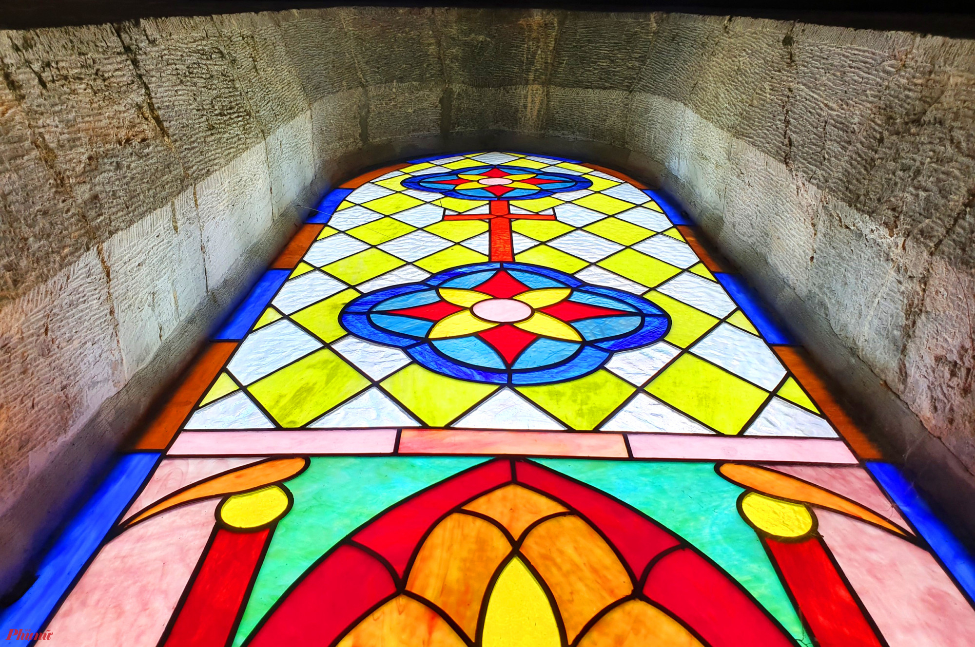 Từng ô cửa sổ bằng kính được họa những bức tranh mang biểu tượng và hình các vị Thánh Công giáo được bố trí dọc hai bên hông nhà thờ tạo thêm điểm nhấn cho ngôi thánh đường này.