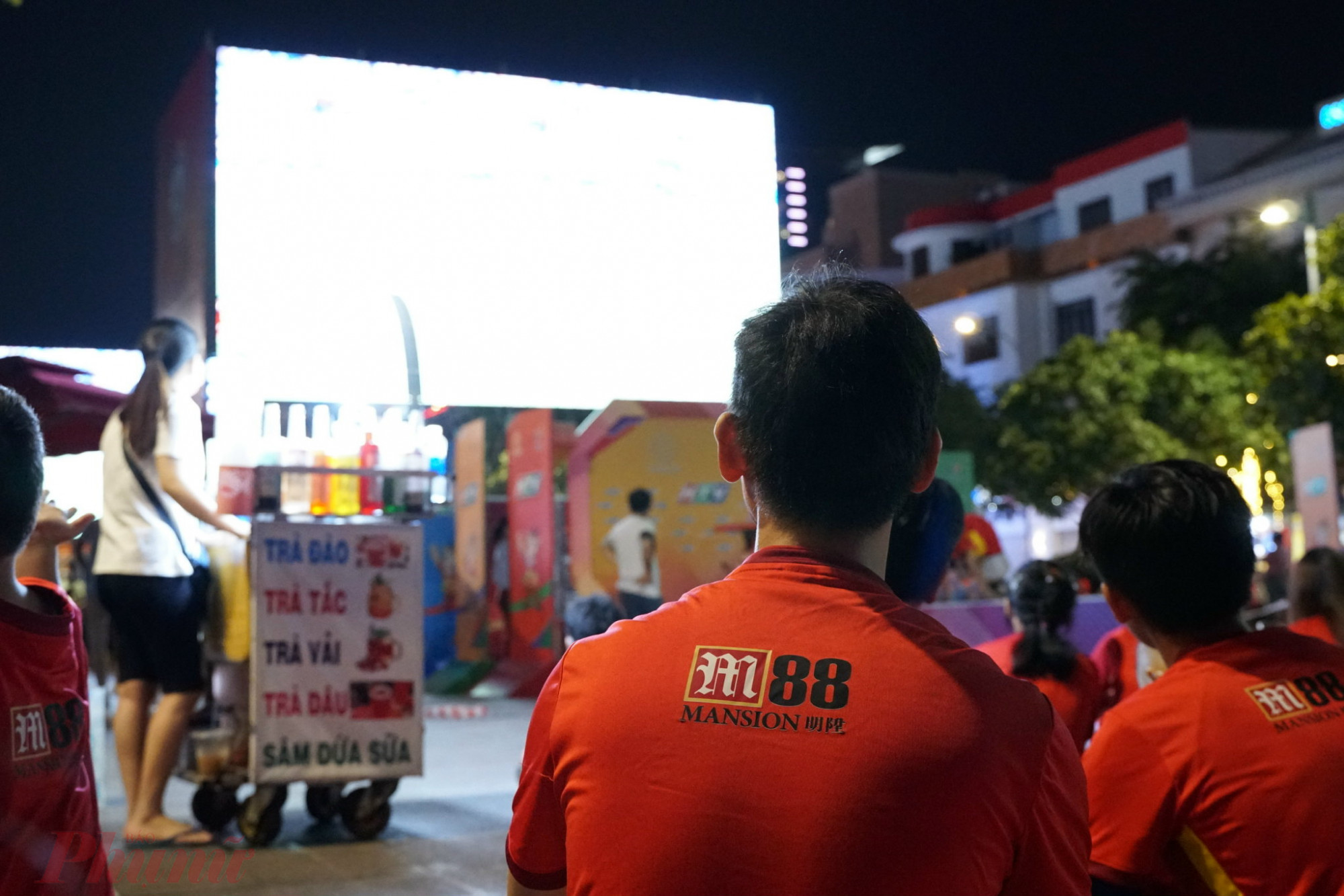 Trước đó, phố đi bộ đã được lắp đặt 5 màn hình LED cỡ lớn để phục vụ người hâm mộ xem các trận đấu của U23 Việt Nam tại SEA Games 31.