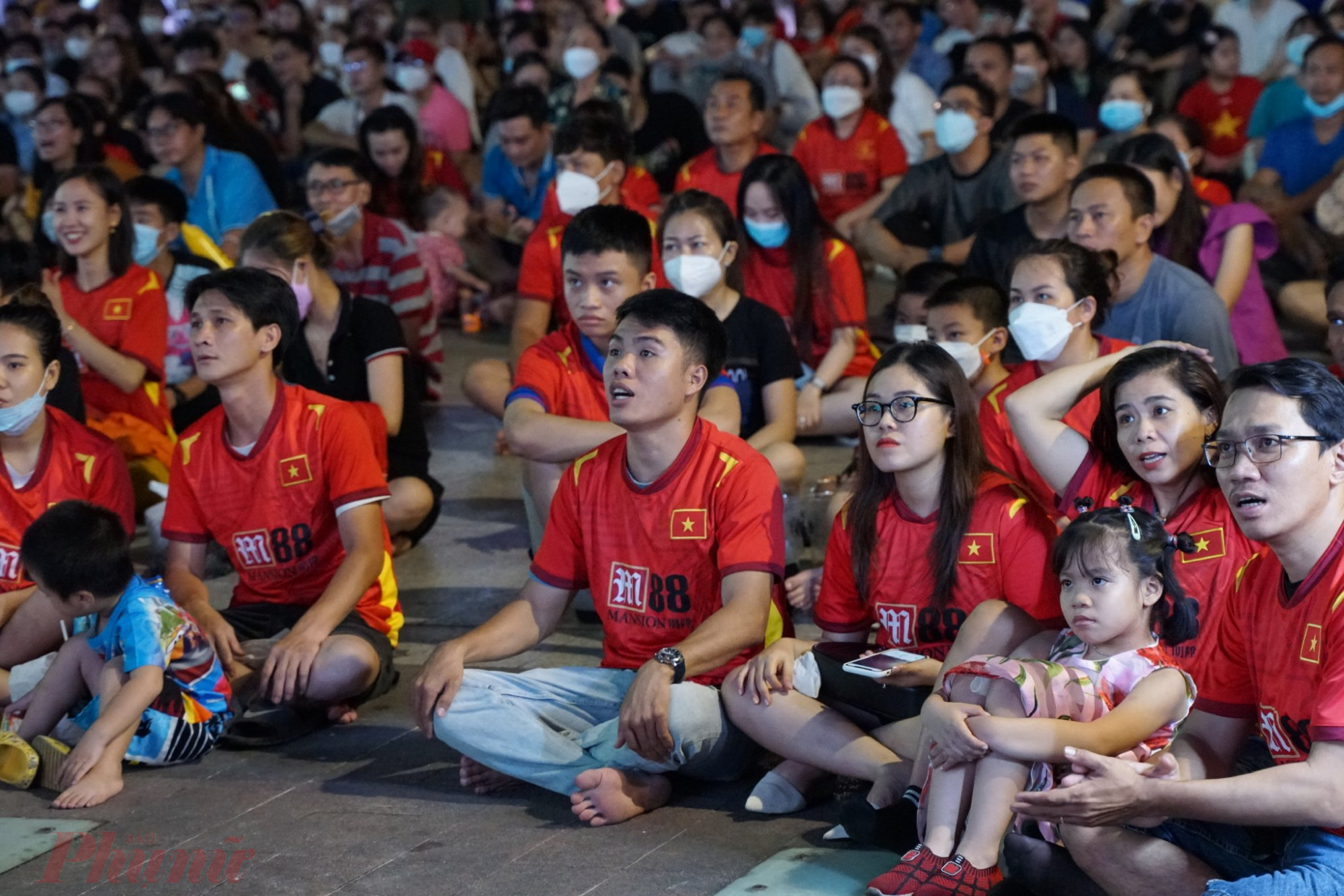 Nhiều CĐV liên tục hô lớn 'Việt Nam vô địch' và hồi hộp dõi theo những pha bóng của đội tuyển Việt Nam