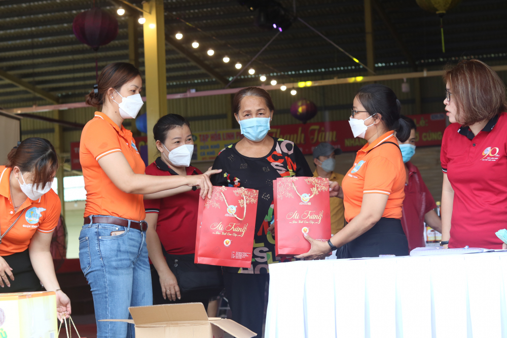Trong ngày hội, Hội LHPN quận Bình Tân còn tặng quà cho chị em hội viên, công nhân ở trọ có hoàn cảnh khó khăn. 