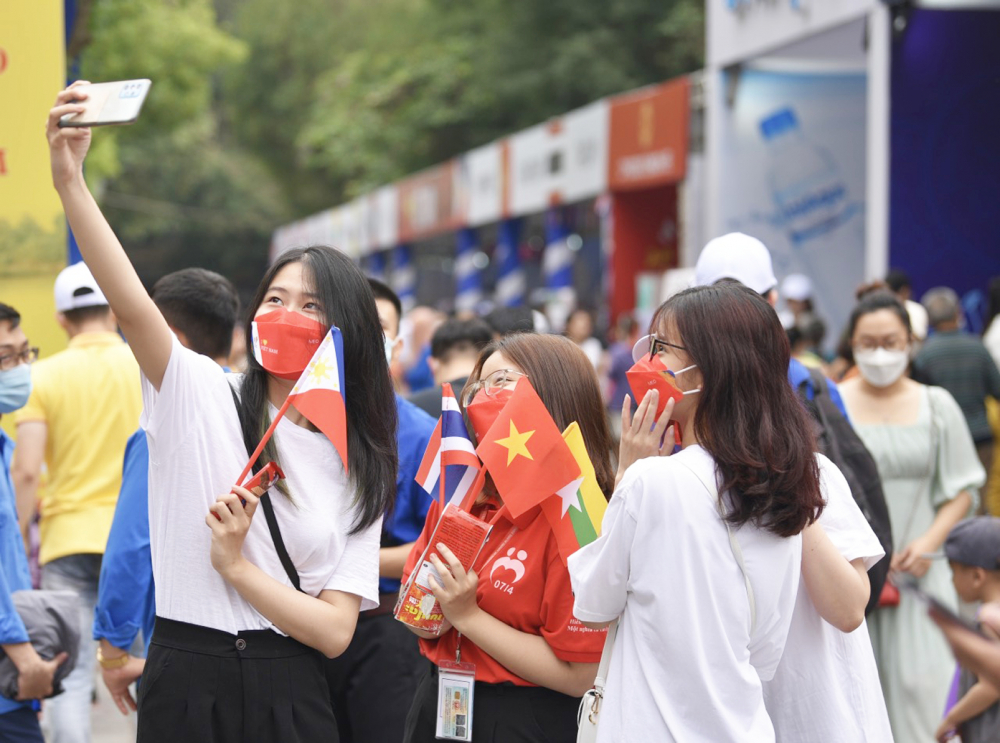 Các bạn trẻ tham dự Festival Thanh niên Đông Nam Á chào mừng SEA Games lần thứ 31 tại Hà Hội - Ảnh: Bảo Khang
