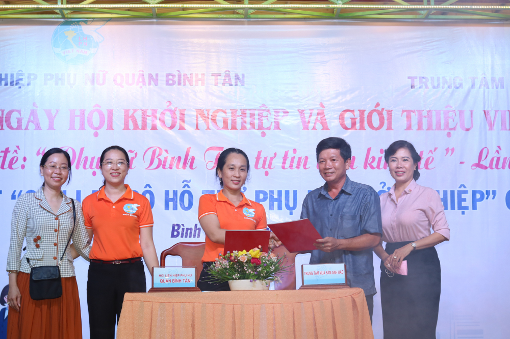 Hội LHPN quận Bình Tân ký kết hợp tác với trung tâm mua sắm Anh Hào về tổ chức không gian khởi nghiệp của hội viên phụ nữ. 