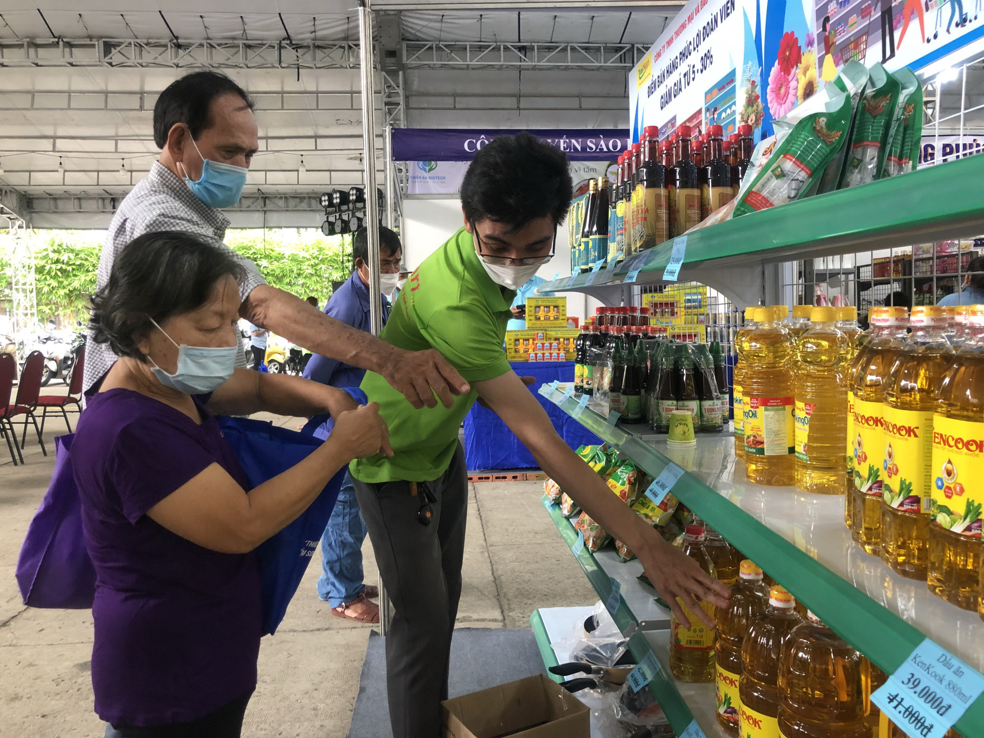 Công nhân mừng rơn khi được mua hàng tại Phiên chợ nghĩa tình