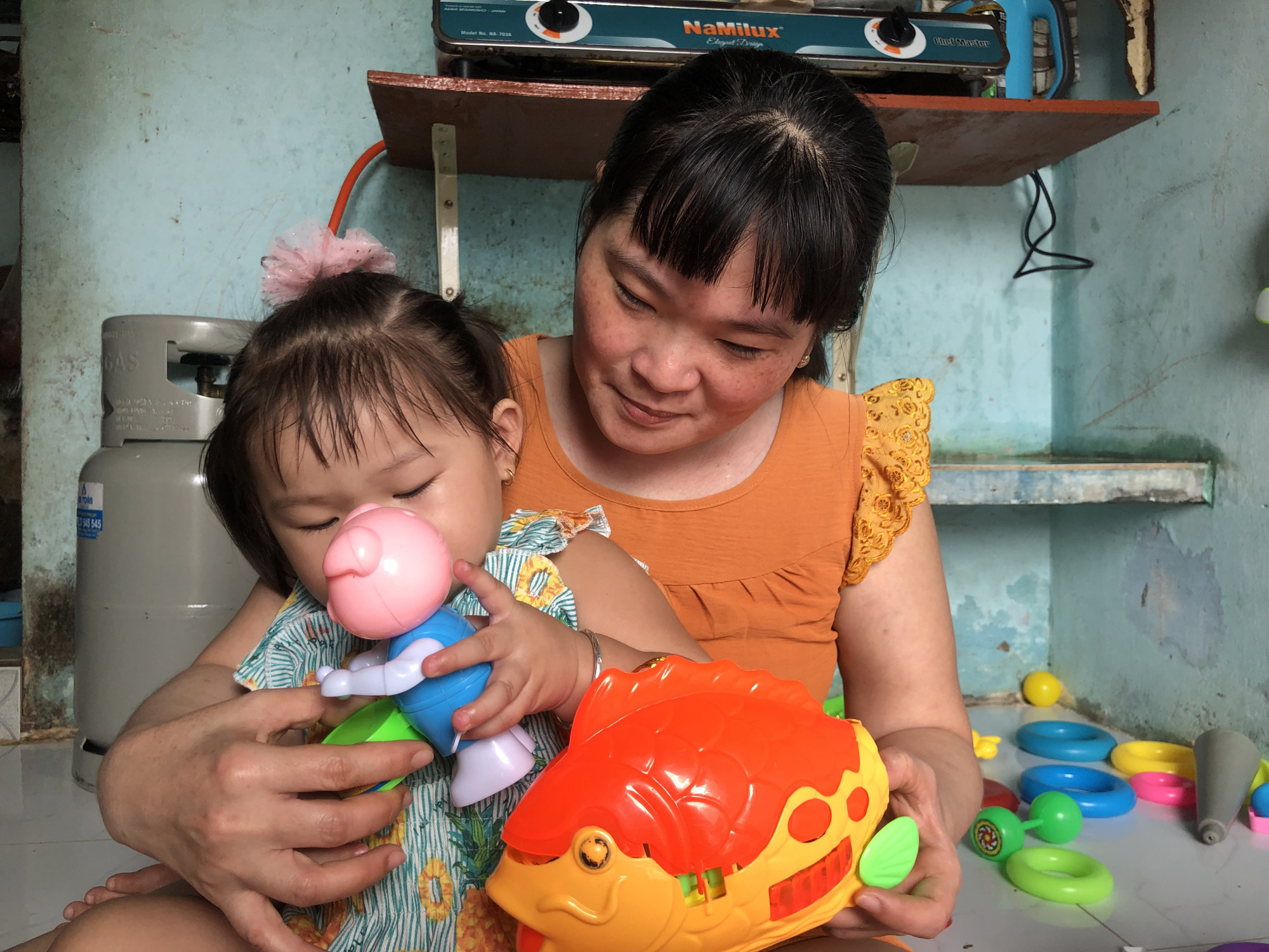 Chị Nguyễn Thị Quyên thất nghiệp ở nhà chăm con, mọi kinh tế đều đổ lên vai chồng