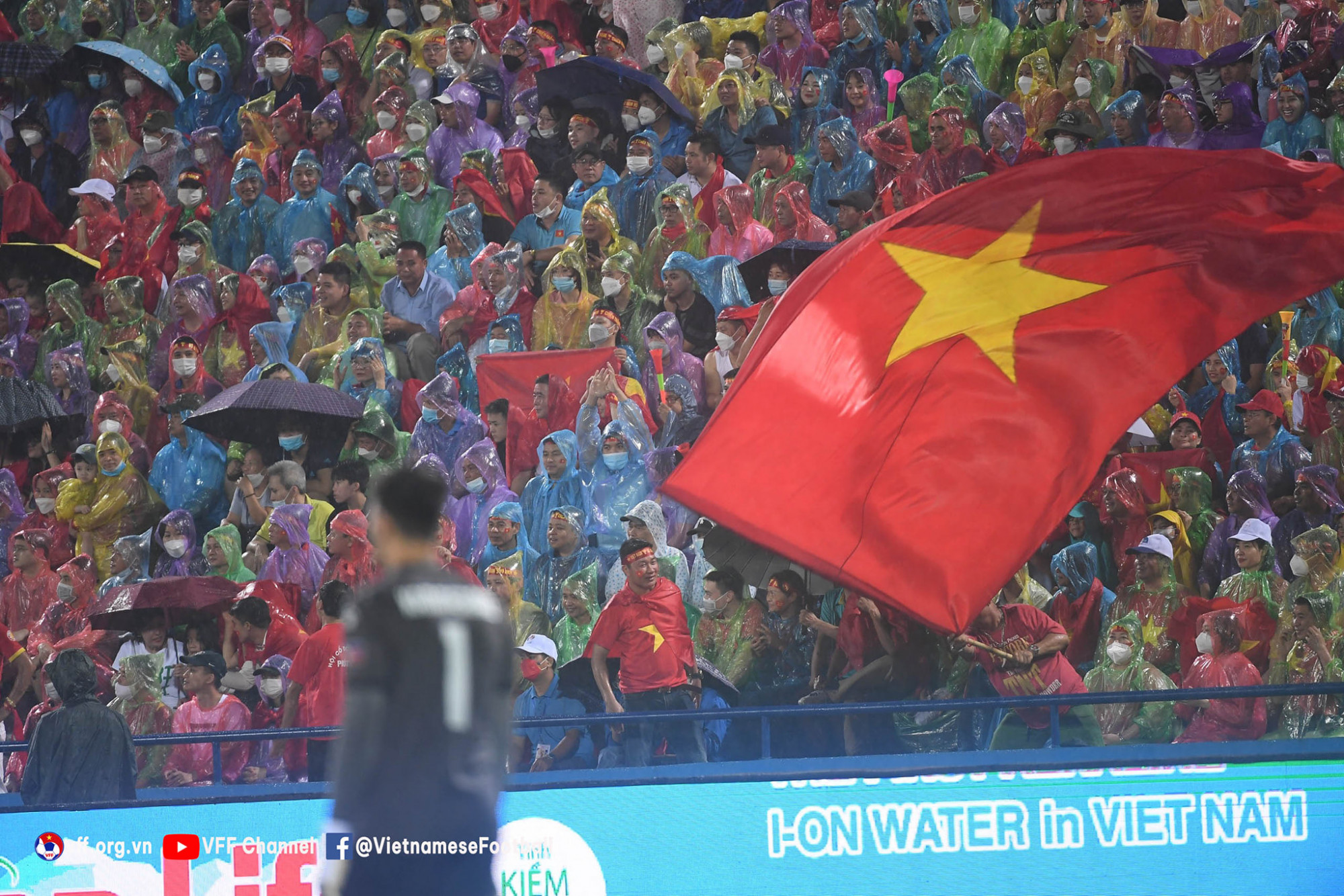 Hàng chục ngàn khán giả đội mưa đến Sân vận động Việt Trì (Phú Thọ) cổ vũ đội tuyển U23 Việt Nam. Ảnh: VFF