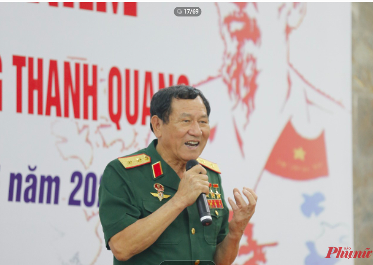 Trung tướng Phạm Tuân say sưa kể lại khoảnh khắc bắn rơi máy bay B-52 cho học sinh nghe - Ảnh: Đại Minh