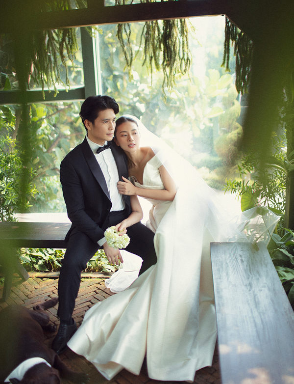 Ngô Thanh Vân và Huy Trần chụp ảnh cưới tại một phim trường ở Bình Dương. 