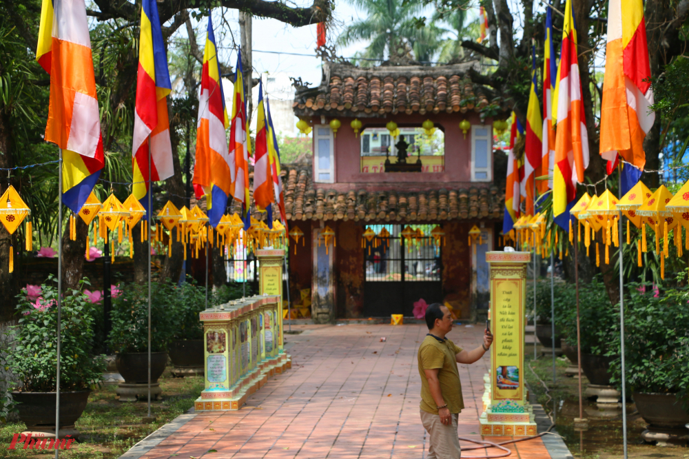 Tại nhiều ngôi chùa ở Huế như Quốc tự Diệu Đế, Tổ đình Từ Đàm,... đều đang tiến hành trang trí chào đón Đại lễ Phật đản.