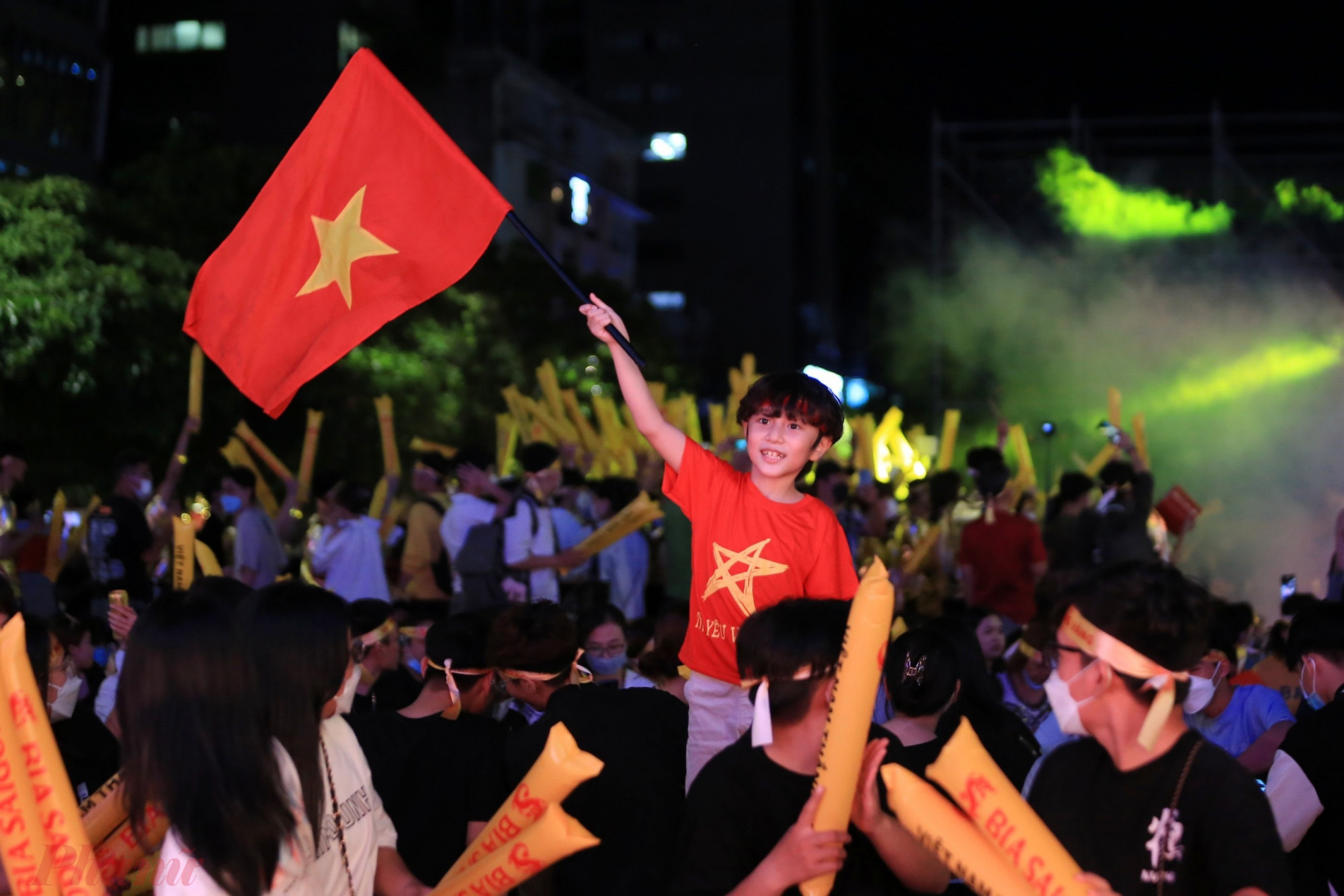 Tại SEA Games 31, thầy trò HLV Park Hang-seo sẽ bảo vệ tấm huy chương vàng trên sân nhà. Nhiều cổ động viên mang theo băng rôn, mặc áo cờ đỏ sao vàng để cổ vũ U23 Việt Nam.