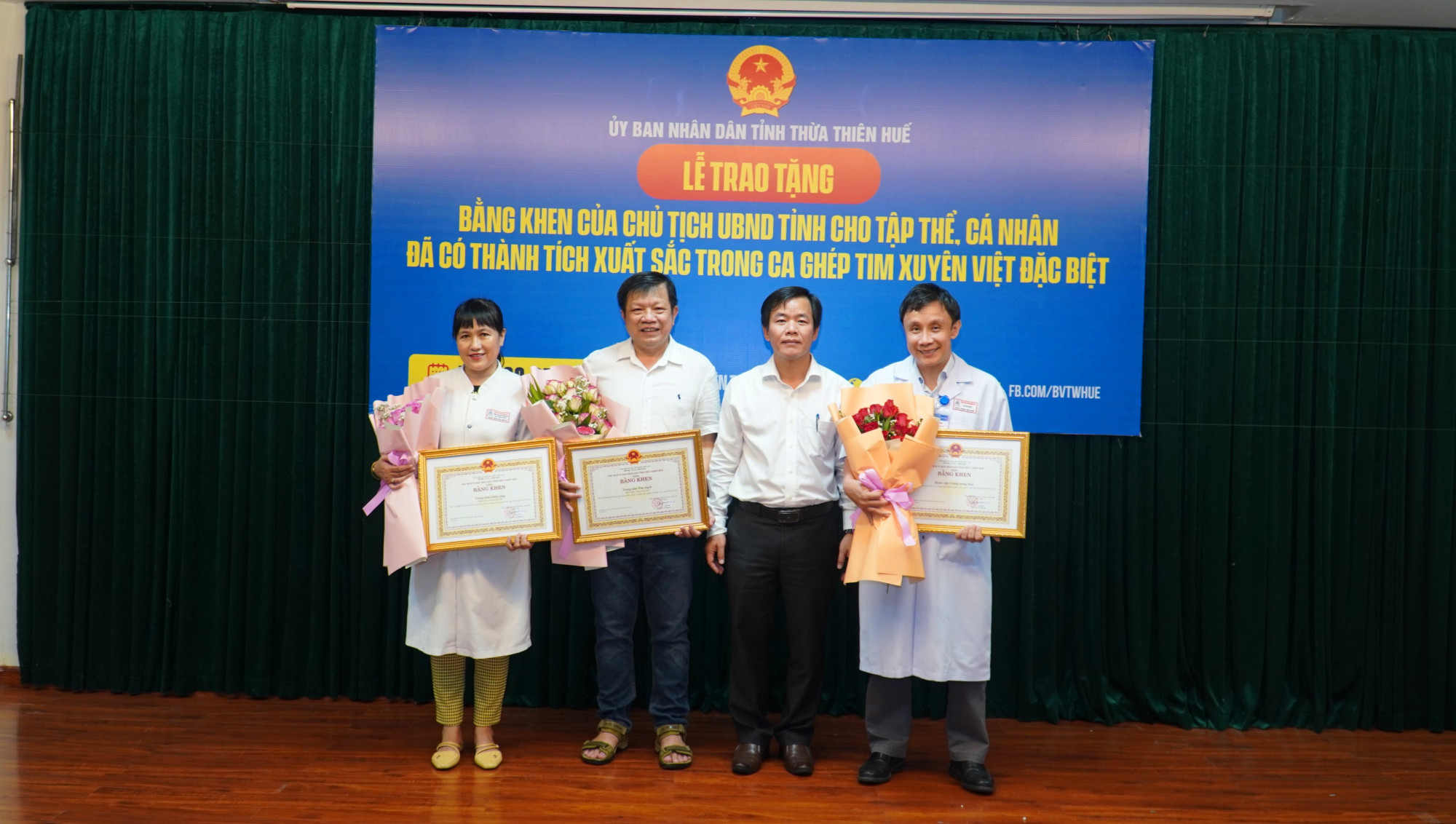 tỉnh Thừa Thiên - Huế, ông Nguyễn Văn Phương đã trao tặng 100 triệu đồng cho ê kíp tham gia ca ghép tim xuyên Việt đặc biệt 