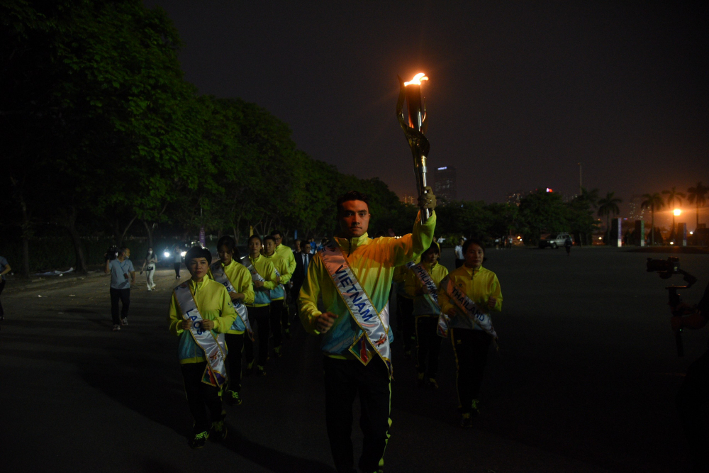 Đoàn rước đuốc SEA Games 31 về tới SVĐ Quốc gia Mỹ Đình