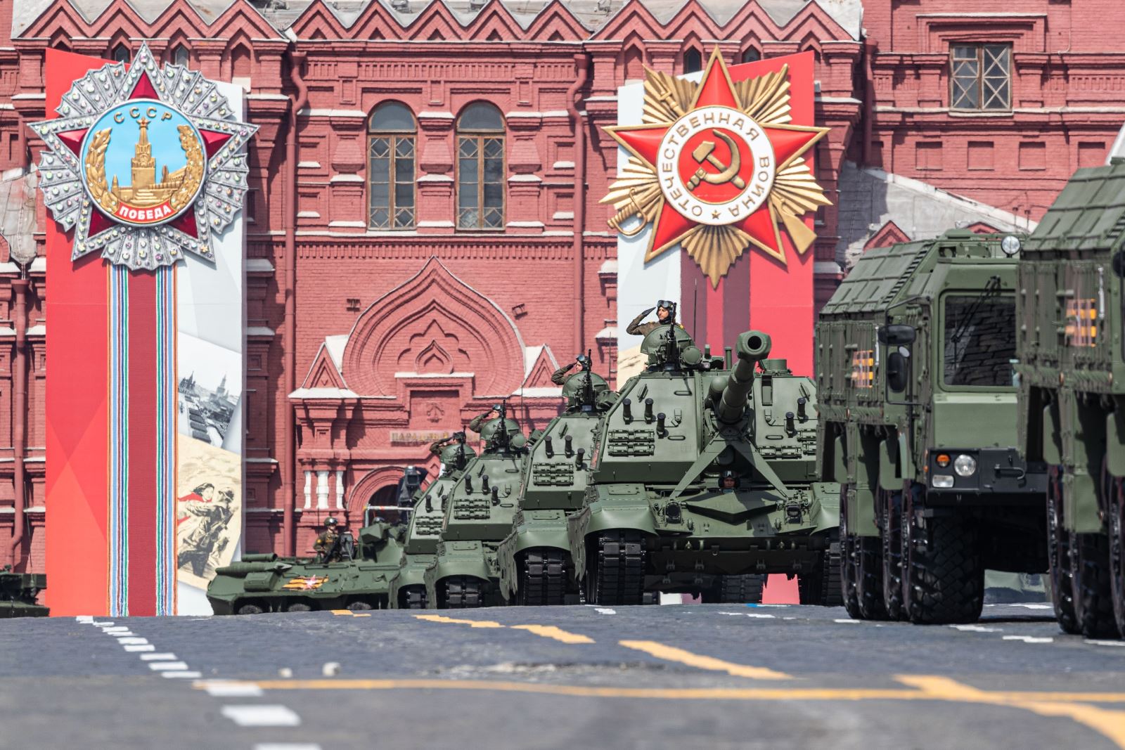 Đoàn xe quân sự Nga tham gia lễ diễu binh kỷ niệm 77 năm Chiến thắng phát xít. Ảnh: THX
