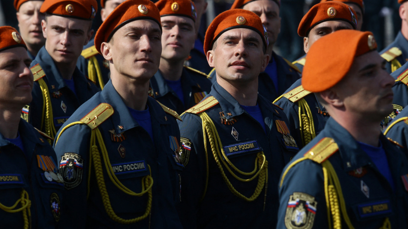 Lực lượng hỗ trợ khẩn cấp Nga tham gia diễu binh. Ảnh: AFP