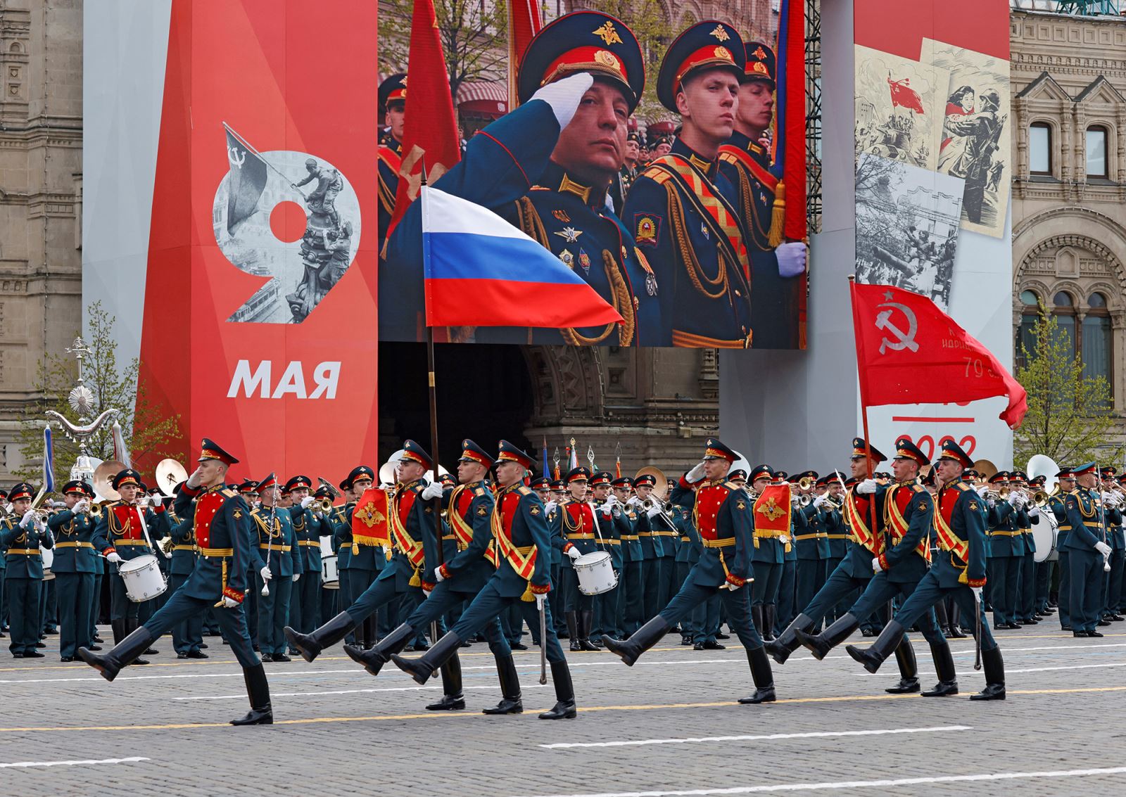 Khoảng 11.000 binh sĩ tham gia lễ diễu binh qua Quảng trường Đỏ. Ảnh: Reuters