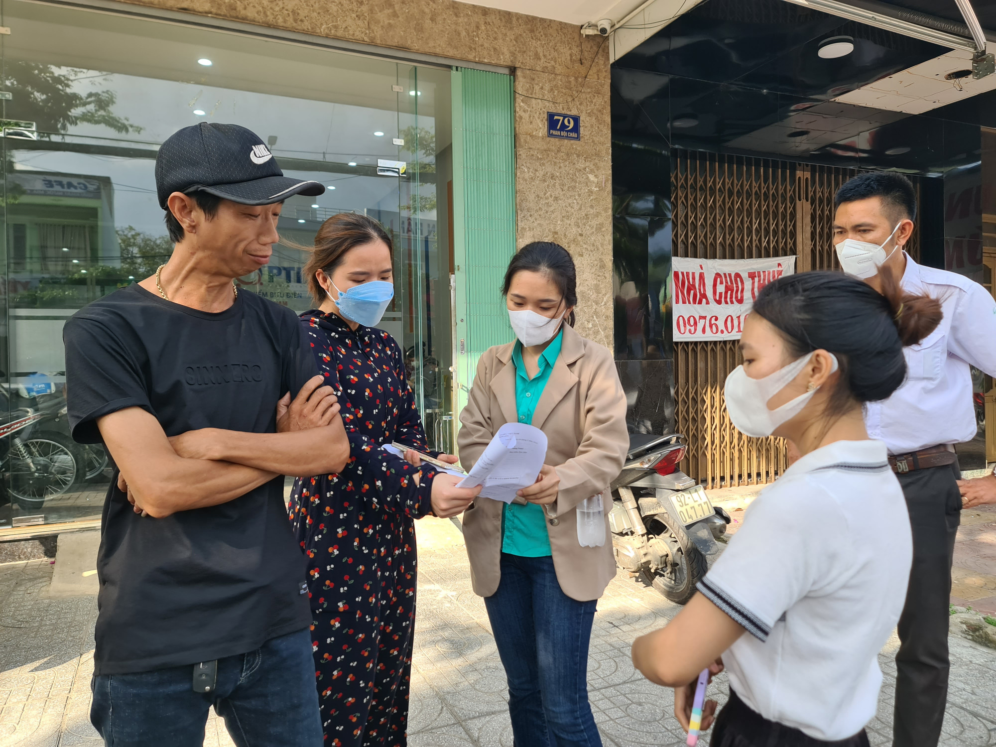 Hàng chục người vượt 100km để đến trụ sở công ty cổ phần Bảo hiểm Bưu điện Quảng Nam đòi quyền lợi đúng như cam kết ban đầu hai bên đã ký kết