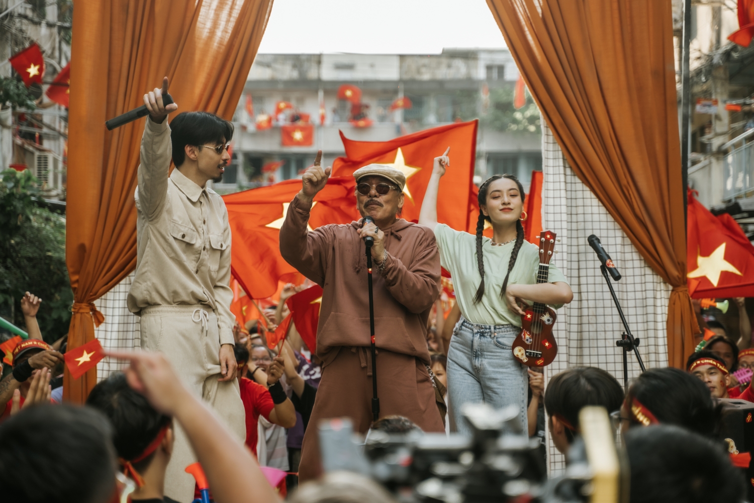 rapper Đen Vâu, nhạc sĩ Trần Tiến và diễn viên Thảo Tâm trong cảnh quay tại một chung cư Sài Gòn