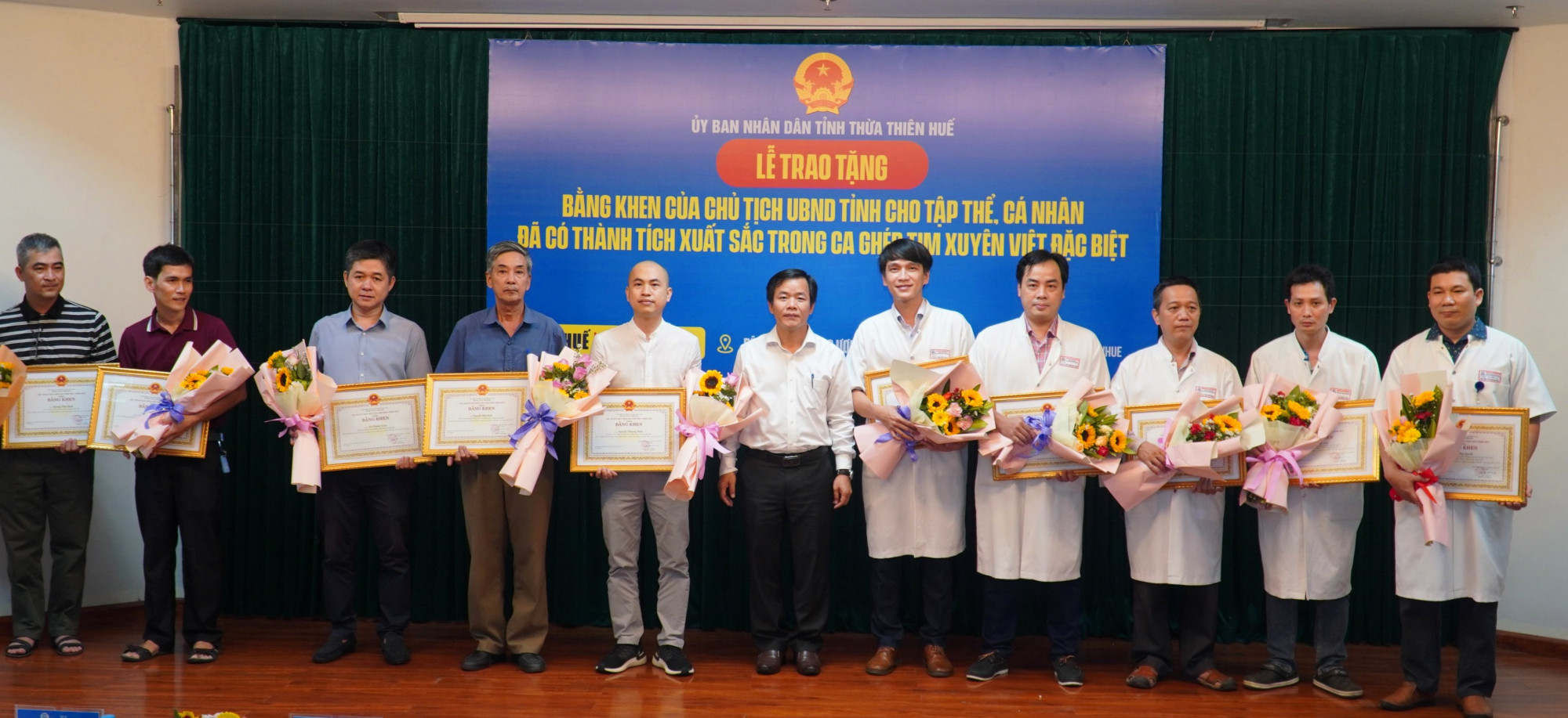 Chủ tịch UBND tỉnh Thừa Thiên - HuếÔng Nguyễn Văn Phương  tặng bằng khen cho ê kíp ca ghép tim xuyên Việt đặc biệt