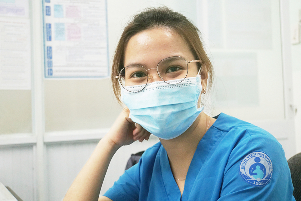 Dịch bệnh tạm yên, điều dưỡng Nguyễn Trần  Ái Nương càng cố gắng nâng cao nghiệp vụ,  phục vụ tốt hơn cho bệnh nhi - ẢNH: PHẠM AN