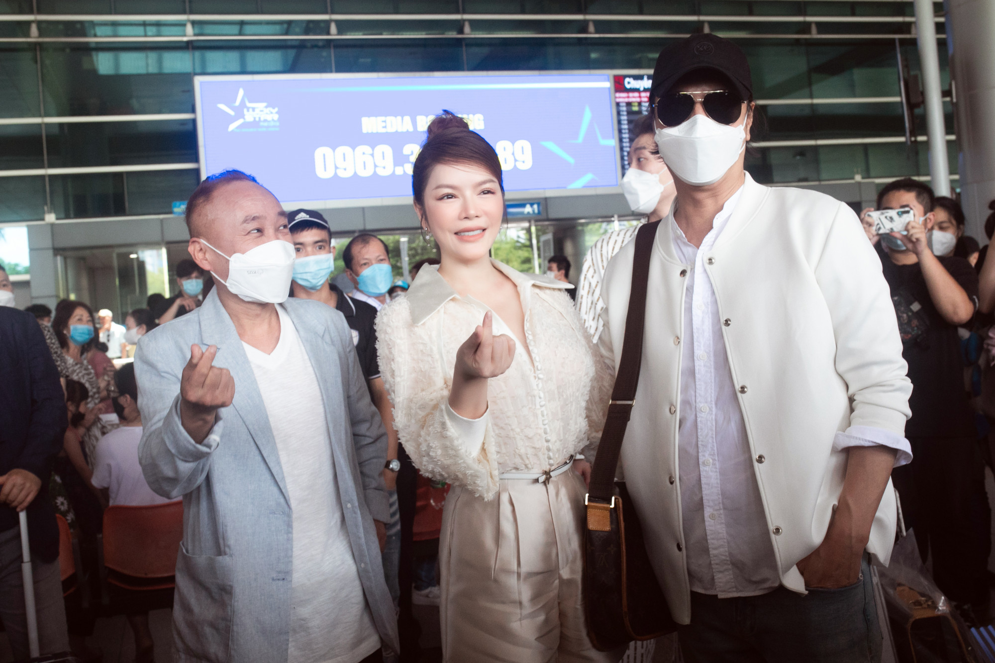 Diễn viên Han Jae Suk (bìa phải) đến TPHCM vào trưa 10/5, chuẩn bị cho sự kiện ra mắt phim