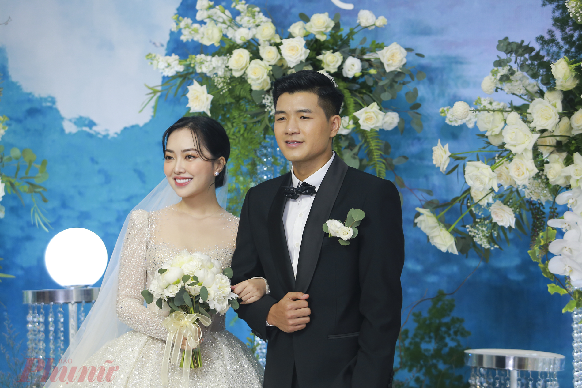 Sau khi mặc lên chiếc váy cưới, cô dâu Hà Trang đẹp rạng ngời sánh bên chú rể Đức Chinh trong buổi tiệc