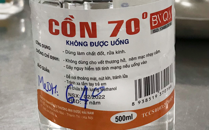 Sản phẩm cồn công nghiệp được bán tại hiệu thuốc do một bệnh nhân bị ngộ độc mang tới Bệnh viện Bạch Mai