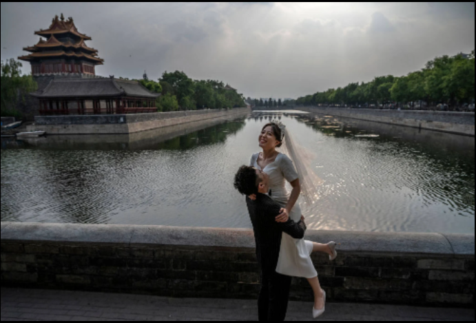 Nhiều người trẻ tuổi ở Trung Quốc đang phản đối quyết tâm của cha mẹ họ để họ kết hôn càng sớm càng tốt. Ảnh: Getty\