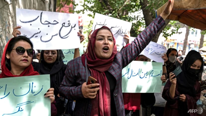 Khoảng một chục phụ nữ đã biểu tình ở Kabul phản đối sắc lệnh mới của Taliban rằng phụ nữ phải che kín khuôn mặt và cơ thể của họ khi ở nơi công cộng. (Ảnh: AFP/Wakil Kohsar)