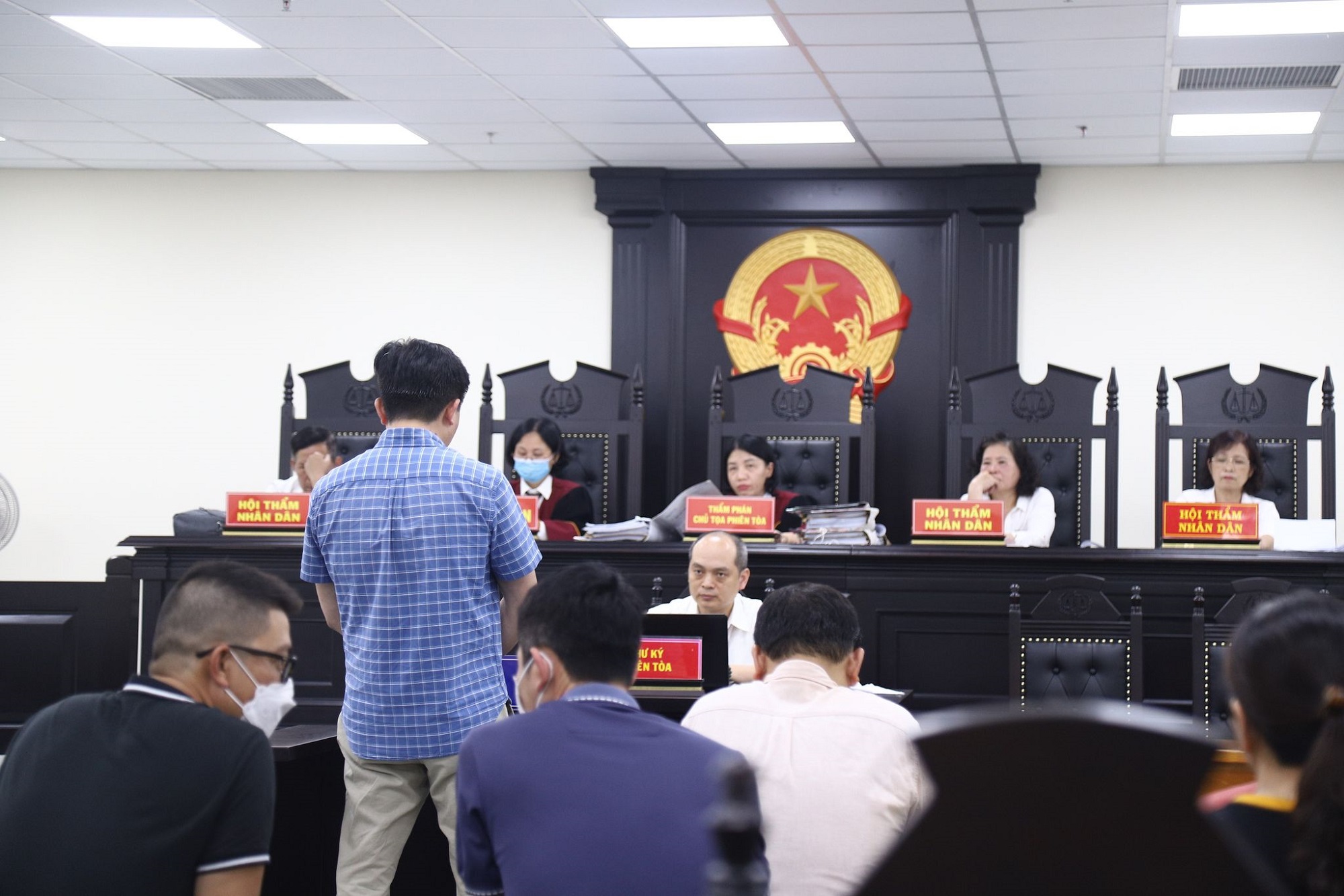 Tòa án Hà Nội bất ngờ ra quyết định trả hồ sơ, yêu cầu điều tra bổ sung vụ lừa đảo chứng khoán với số tiền lên tới 300 tỷ đồng.